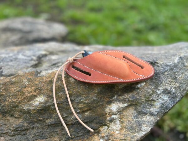 Gürtelmessertasche, helles Leder mit antikfinish, Messer Büffelhorn – Bild 3